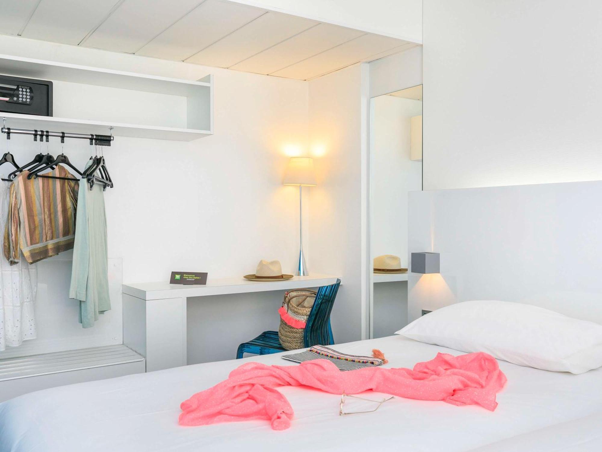 ホテル Ibis Styles Menton Centre エクステリア 写真