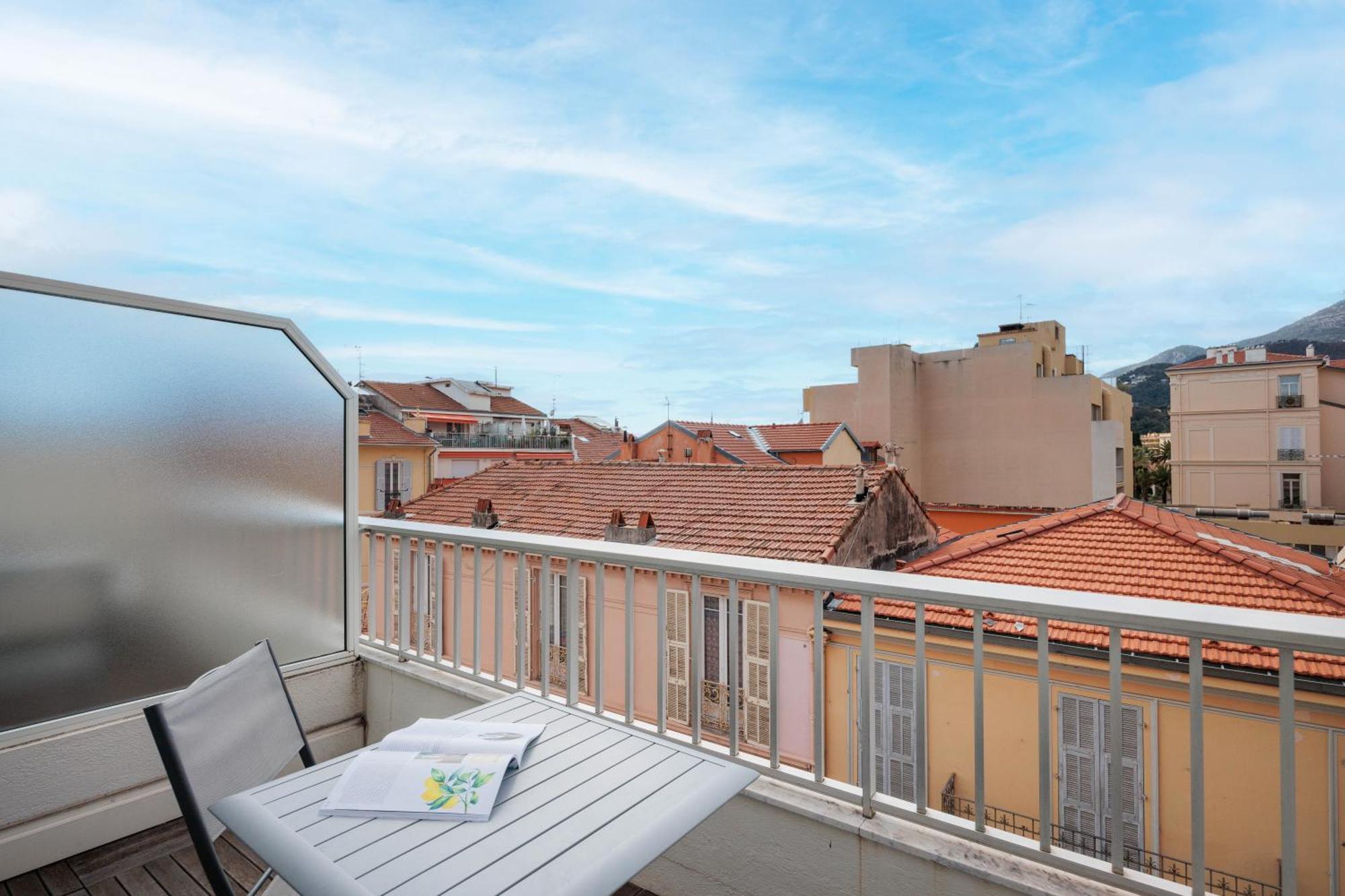 ホテル Ibis Styles Menton Centre エクステリア 写真