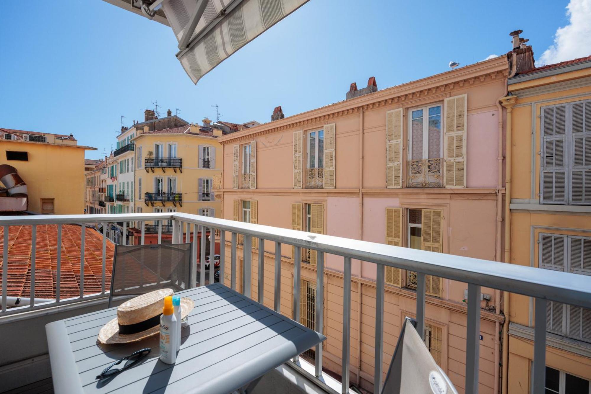 ホテル Ibis Styles Menton Centre エクステリア 写真