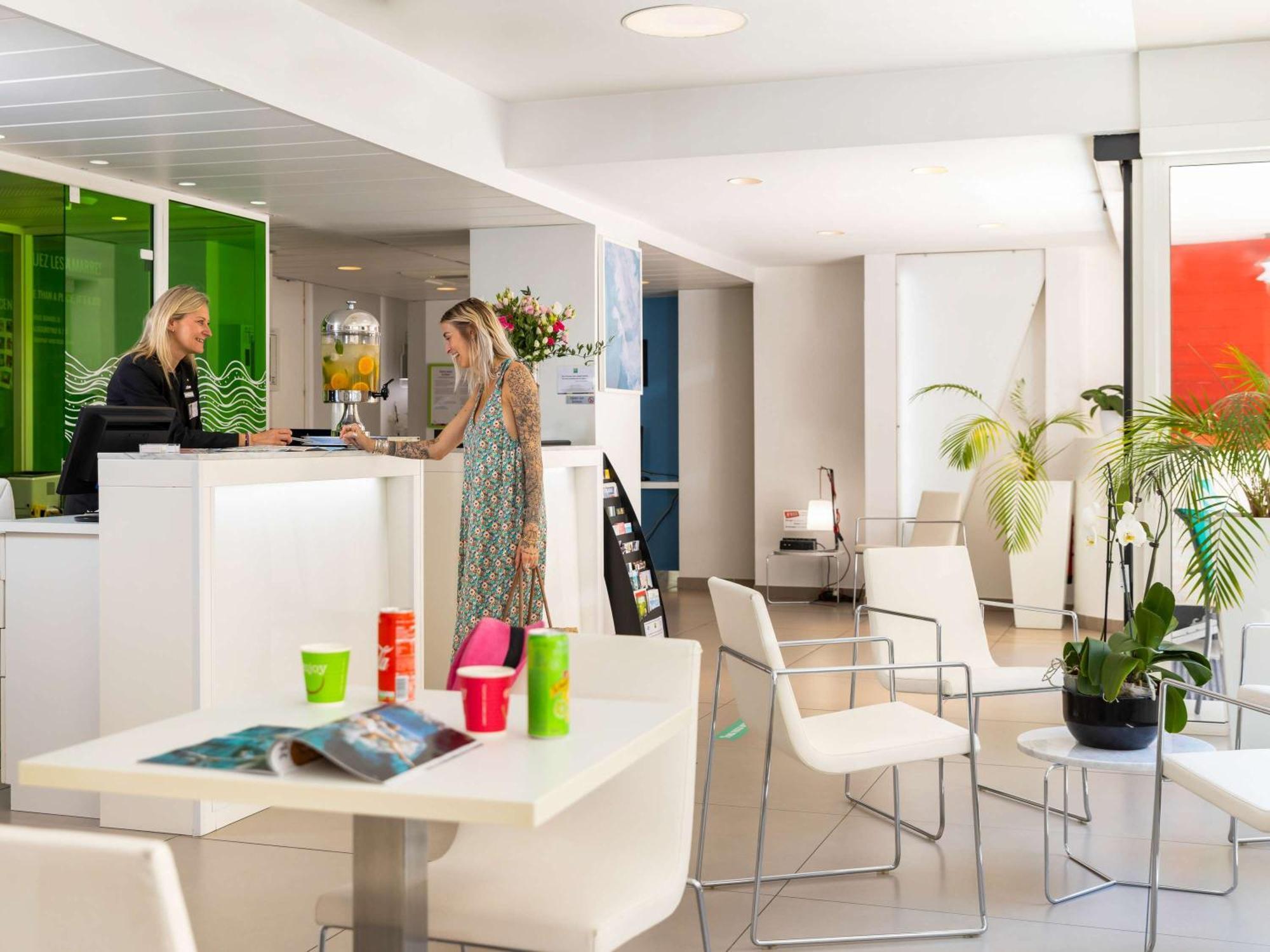 ホテル Ibis Styles Menton Centre エクステリア 写真